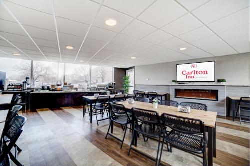 Ein Restaurant oder anderes Speiselokal in der Unterkunft Carlton Inn Midway 