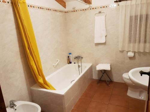 y baño con bañera, aseo y lavamanos. en Casa Rural Barba, en Fuente-Higuera