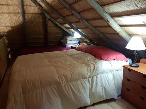 1 dormitorio con 1 cama grande en el ático en TATA Y TOTTI Playa & Verde, en Punta del Diablo