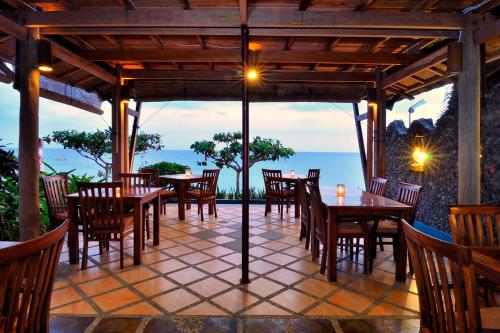 A restaurant or other place to eat at Sunsethouse Lombok