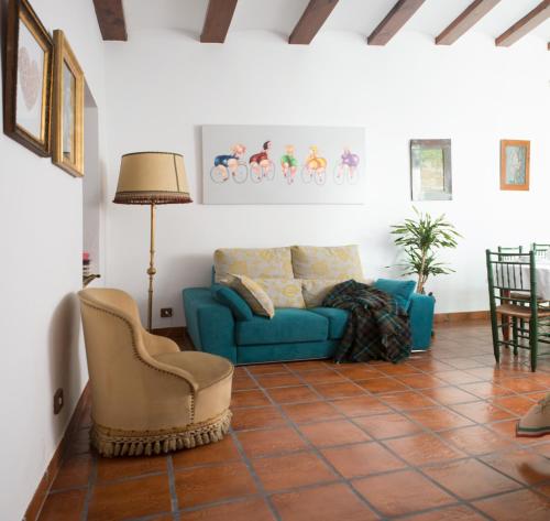 a living room with a blue couch and chairs at Las 9 Candelas alojamiento en el centro de Yecla in Yecla