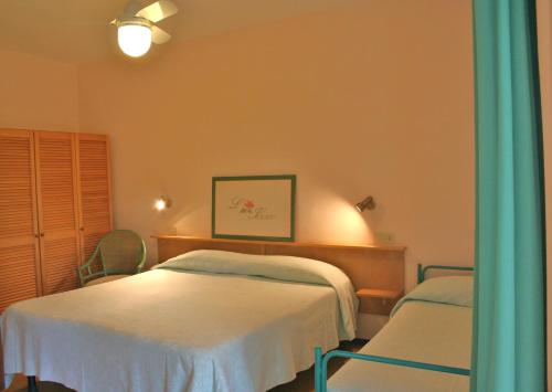 a hospital room with two beds in it at Hotel Maristella in Cavo