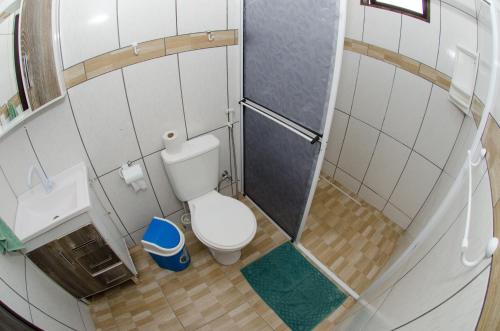 uma pequena casa de banho com WC e chuveiro em Pousada Vila do Parque em Penha