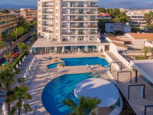  Elle offre une vue aérienne sur un hôtel doté d'une piscine. dans l'établissement JS Palma Stay - Adults Only, à Can Pastilla