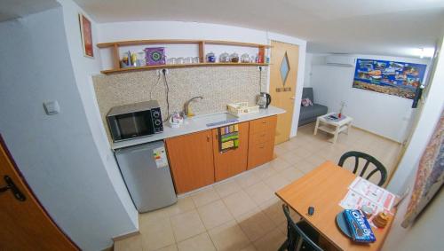 een kleine keuken met een wastafel en een magnetron bij Private place near carmel center in Haifa