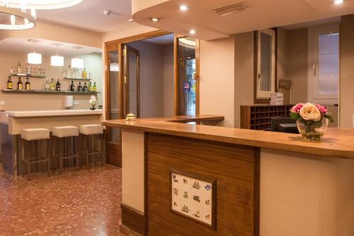 a bar with a vase of flowers on a counter at Evenia Oros in Encamp