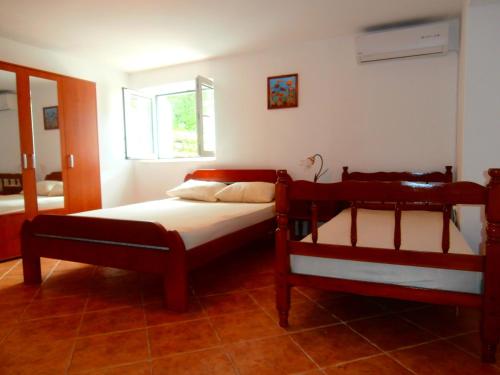 - une chambre avec 2 lits superposés et une fenêtre dans l'établissement Apartments Pejanović, à Kotor