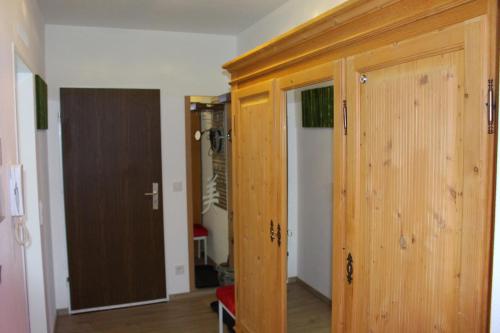 een hal met een houten deur en een kamer bij Ferienwohnung Bambus in Winterberg