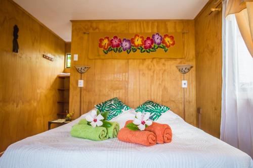 Кровать или кровати в номере Cabañas & Hostal Tojika