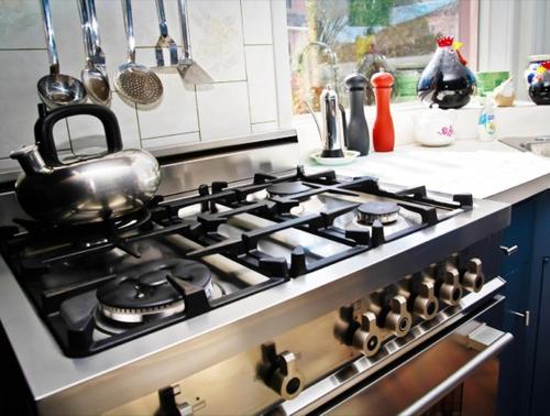 a stove top oven with a pot on it at Gîte Chez Baza in Shawinigan