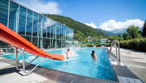 un groupe de personnes jouant dans une piscine dans l'établissement Saint Gervais - Le Bettex T3 Duplex (1400m d'altitude)/ 55m2 / Vue Mont Blanc - Aux Pieds des Pistes!, à Saint-Gervais-les-Bains