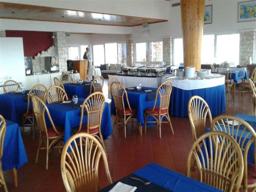 ein Esszimmer mit blauen Tischen und Stühlen in der Unterkunft Solmar apartment in Beirona