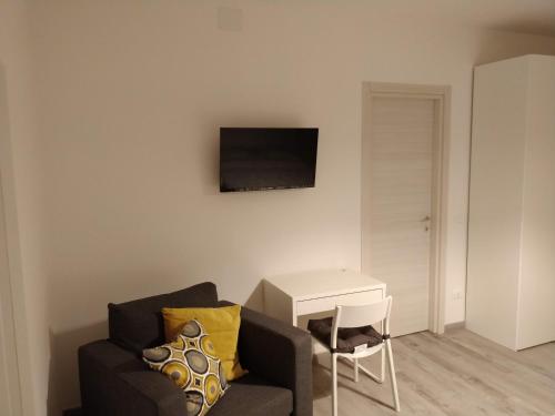 a living room with a couch and a table at Novantatrè in Campobasso
