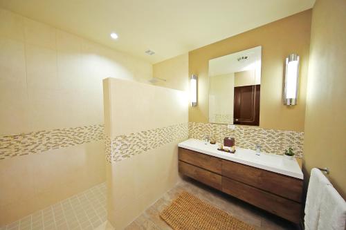 a bathroom with a sink and a mirror at Los Establos Boutique Resort - All Inclusive in Boquete