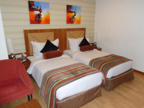 Ein Bett oder Betten in einem Zimmer der Unterkunft Ramada Ahmedabad