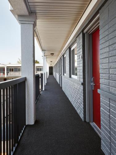 Ein Balkon oder eine Terrasse in der Unterkunft Carlton Inn Midway