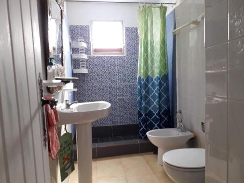 La salle de bains est pourvue d'un lavabo et de toilettes. dans l'établissement Tenplata, à Tijoco de Abajo