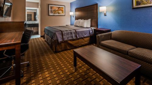 En eller flere senge i et værelse på SureStay Hotel by Best Western Terrell