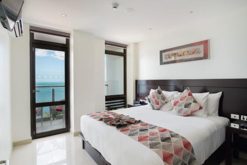 Posteľ alebo postele v izbe v ubytovaní Ramada Suites by Wyndham Wailoaloa Beach Fiji