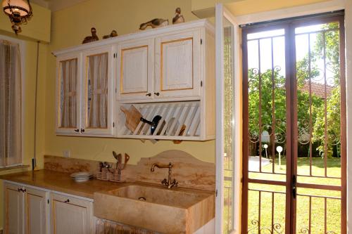 cocina con fregadero y ventana grande en la Chiave di Giano, en Foiano della Chiana