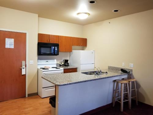 Kuchyň nebo kuchyňský kout v ubytování Grand View Inn & Suites