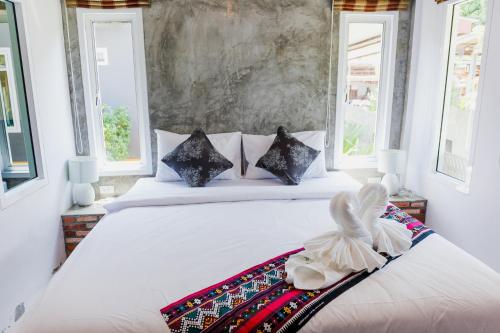 Postel nebo postele na pokoji v ubytování Popular Lanta Resort