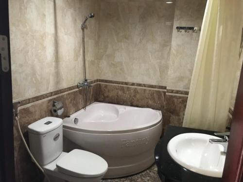 Ванная комната в LakeSide 2 Hotel Nam Định