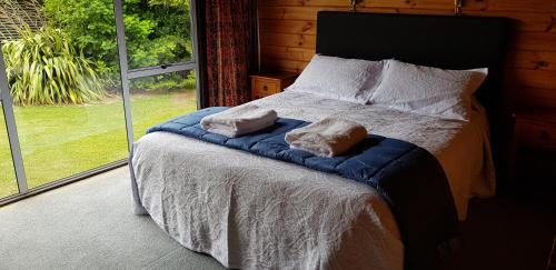 Giường trong phòng chung tại Lakeview Cottage