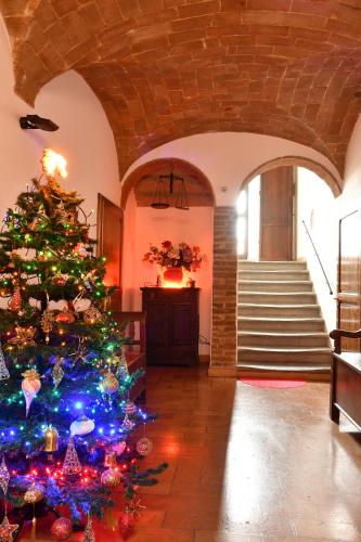 a christmas tree in a room with a staircase at Camere Sotto le Stelle in Umbertide