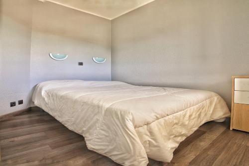 um quarto com uma cama com dois olhos na parede em Apartment hotel Luxe climatisé vue mer magnifique étage 11 em Villeneuve-Loubet