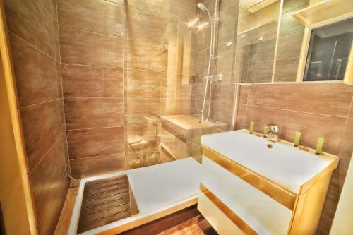 ヴィルヌーヴ・ルベにあるApartment hotel Luxe climatisé vue mer magnifique étage 11の小さなバスルーム(シンク、シャワー付)