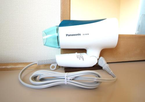 a hair dryer and a hair brush and a hair dryer at Hotel LC Gifu Hashima in Hashima
