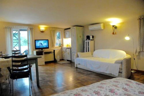 1 dormitorio con 2 camas, escritorio y TV en Casa Felice, en Passo Corese