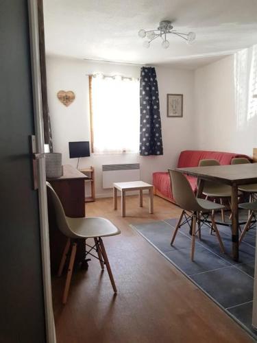 un salon avec une table, des chaises et un canapé dans l'établissement Appartement Flocon, 2 chambres, à Saint-Sorlin-dʼArves