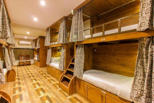 Tempat tidur susun dalam kamar di Blossom Dormitory For Male and Female