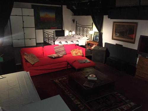 sala de estar con sofá rojo y cama en Edouard Boat en Bruselas