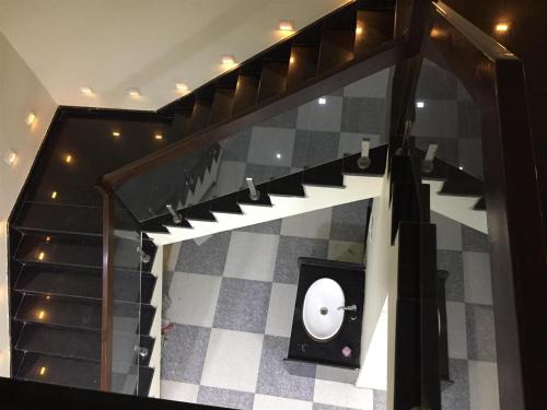 a room with a black and white checkered floor at Hotel Shri Sharanam in Maheshwar