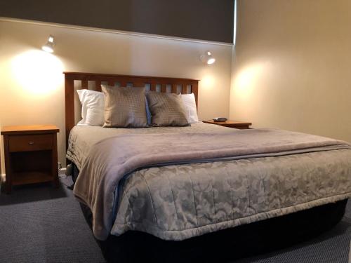 Te Anau Manapouri Lake Hotelにあるベッド