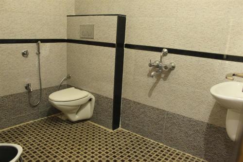 Hotel Shri Sharanam tesisinde bir banyo