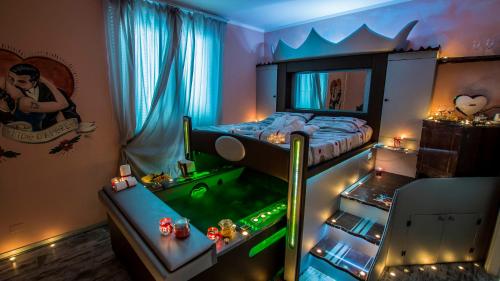 a small bedroom with a bed with a green floor at Hotel Butterfly in Torre del Lago Puccini