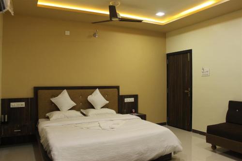 Hotel Shri Sharanam tesisinde bir odada yatak veya yataklar