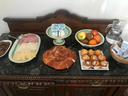 ein Tisch mit vielen verschiedenen Arten von Lebensmitteln in der Unterkunft Casa rural El Ralenco in Lécera