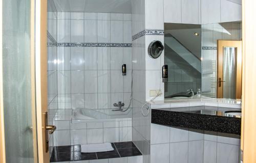 Ein Badezimmer in der Unterkunft Kiek In Hotel Zur Einkehr