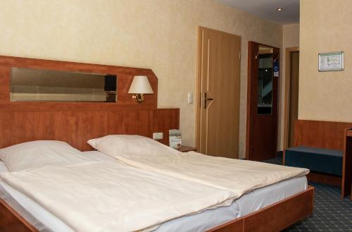 
Ein Bett oder Betten in einem Zimmer der Unterkunft Kiek In Hotel Zur Einkehr
