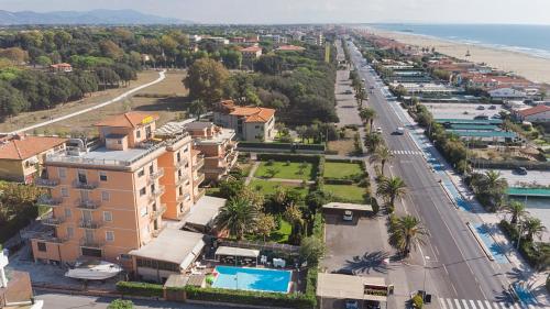 - une vue aérienne sur la ville et la plage dans l'établissement Hotel Bixio, à Lido di Camaiore