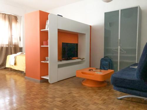 - un salon avec un canapé, une télévision et un lit dans l'établissement #iRicci3stanze, à Monfalcone