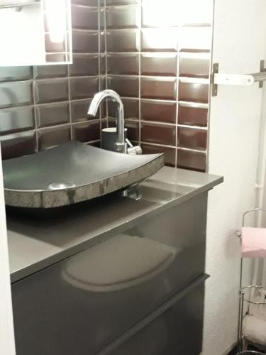 uma casa de banho com um lavatório e um WC. em Bandol Studio em Bandol