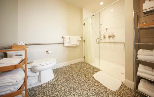 La salle de bains est pourvue d'une douche et de toilettes. dans l'établissement The Briarcliff Motel, à Great Barrington