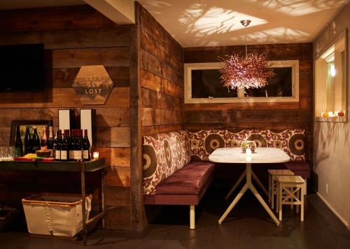 una sala de cata de vinos con mesa y banco en The Briarcliff Motel en Great Barrington