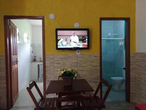 TV tai viihdekeskus majoituspaikassa Rios Cristalinos em Guapiaçu